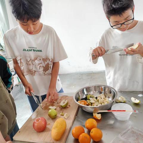 巧手拌沙拉，劳动育匠心 —初中劳动技术课水果沙拉制作教学侧记