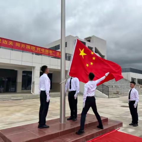 五星红旗迎风飘扬——昆一中空港学校同升国旗同唱国歌活动
