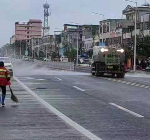 大茂镇强化洒水降尘   防治道路扬尘污染