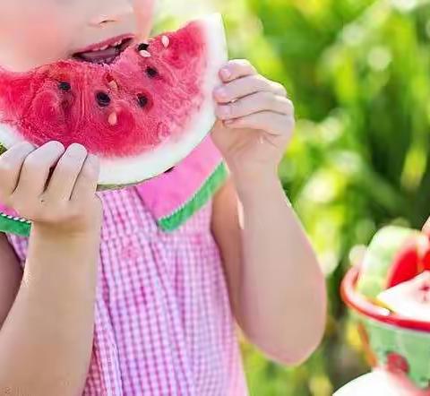 海勃湾区第二幼儿园幼儿夏季饮食/防虫/防晒/穿衣的护理小常识