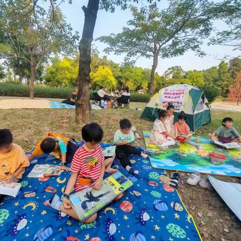 秋韵盈怀，学子共读时光 —二年（8）班书香和爬山虎悦读分队书友会活动