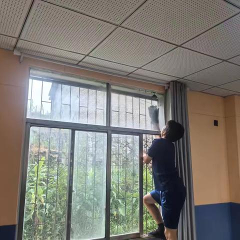 校园安全无小事   灭蜂保平安