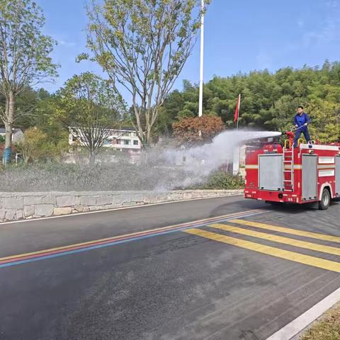 陶家河乡志愿服务队开展沿路周边整治 守护沿线环境卫生