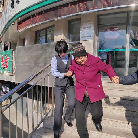 银行服务有温度，学习雷锋每一天