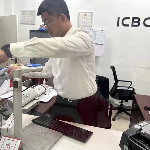 通榆开通镇支行为营造良好、整洁、干净的工作环境，提升我行的品牌形象，积极开展“窗明几净、从我做起”的环境靓化活动！