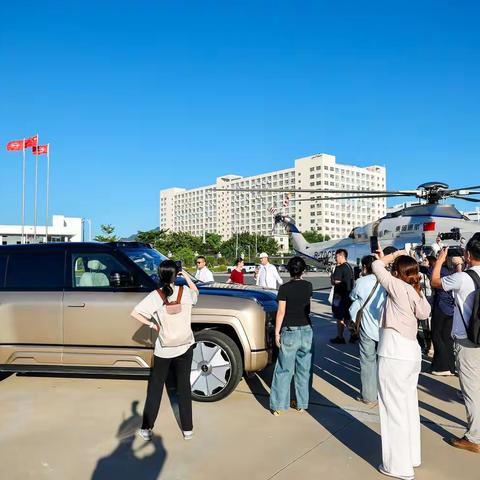 仰望U8L惊艳亮相，阿联酋皇室亲自体验豪华车魅力！