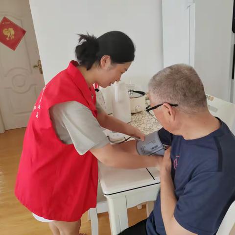 入户量血压  温暖老人心