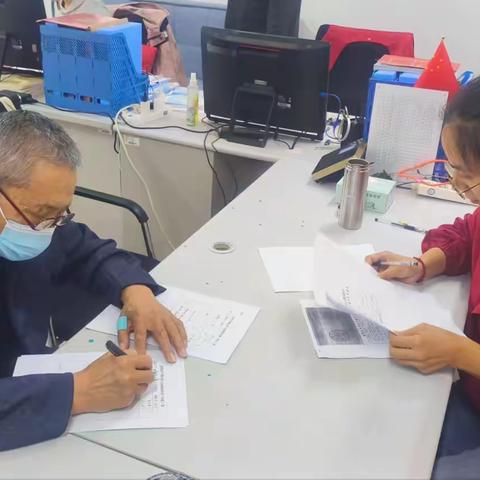 市中区四里村街道小梁庄社区为归侨居民办理救助，让归侨感受“家的温暖”