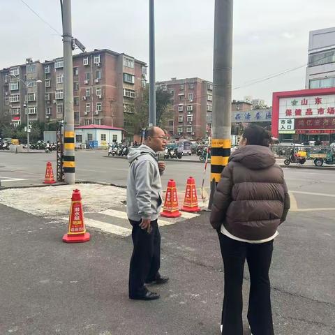 党建引领 协同攻坚 市中区四里村街道小梁庄社区党员牵头解决小区门口“路障”隐患 保障居民安全出行