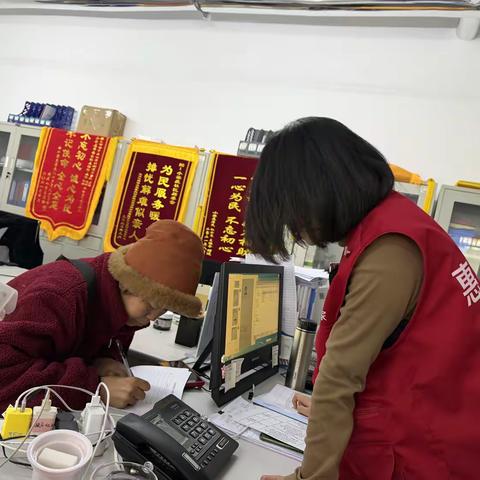 寒冬送温暖 棉被暖人心 市中区四里村街道小梁庄社区为辖区分散特困人员发放御寒物资