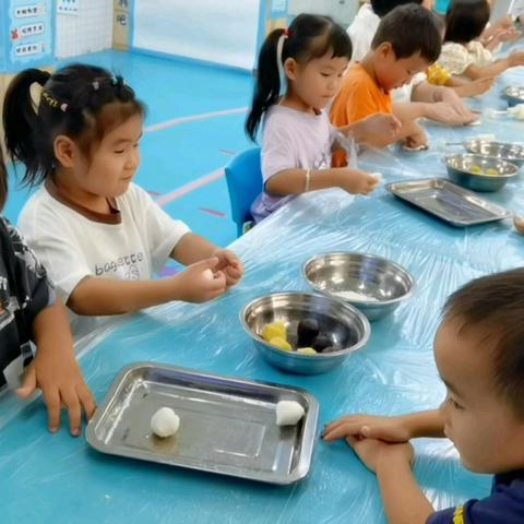 浓浓中秋节，快乐做月饼—桂林市大河中心幼儿园中班做月饼活动