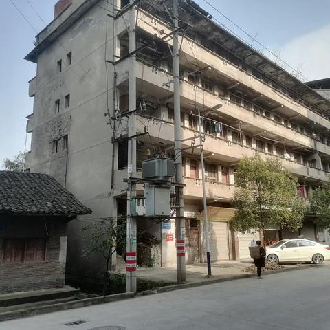 是谁给了营山县小桥镇营渠路上危房出租的权利？