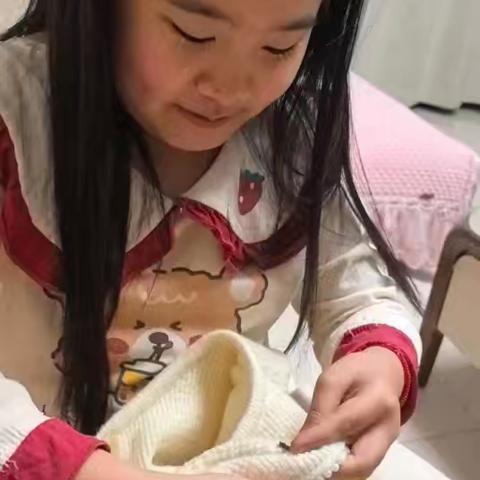 【荆彩•劳动】穿针引线，巧手缝扣——滕州市实验小学荆河路校区寒假劳动活动纪实四年级一部