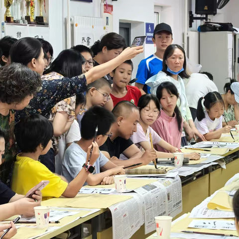 党群阵地@你 皂东社区“邻里融合新风尚”暑期青少年文化沙龙 ——读书会、青少年笔韵光影展及书法交流活动