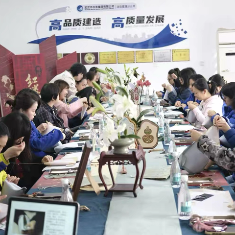 开展‍“趣读红楼 非遗巧手”三八节主题活动