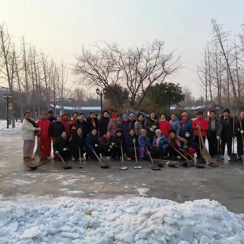 大雪过后场地铺满积雪，广场健身只能暂停，经过这么多天的等待，天气渐暖，健身场地自己维护，今天下午大家相约自带工具来到彰德广场，开始清理积雪。