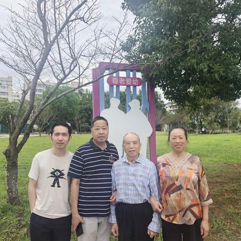 忙罢公务，伴父闲游    摄影：阮彬兵  阮丽华 周一虹 阮凤侣  文字：阮凤侣  编导：阮凤侣