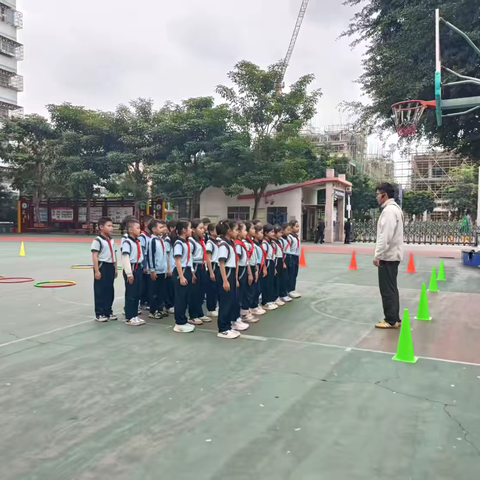 萌趣小动物 运动乐翻天——记一年级趣味爬行与跳跃体育课