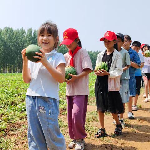 滕州市志愿者协会开展“庆七一关爱留守儿童 田园采摘送夏凉”活动