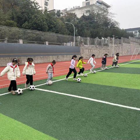 2022年小学女子足球校队训练场景