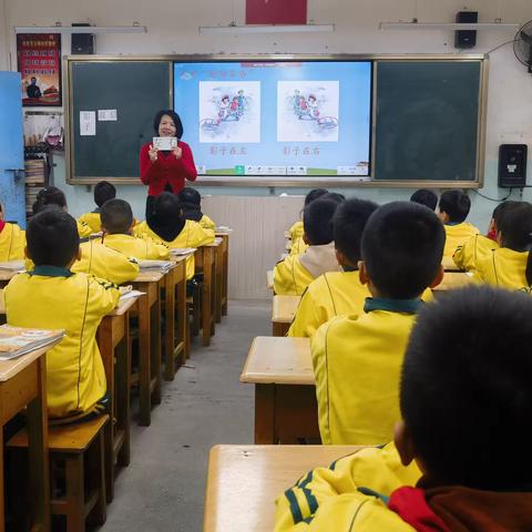 “教”无涯，“研”无尽                               ——曾凤名师工作室教研活动