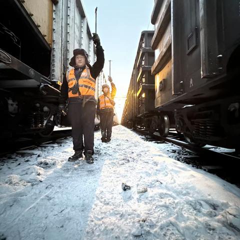 南坪列检作业场全面出击 打好防寒抗雪保卫战