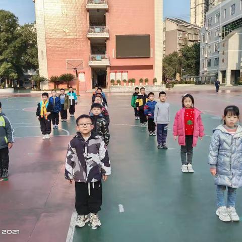 一年级男女篮球社团4班