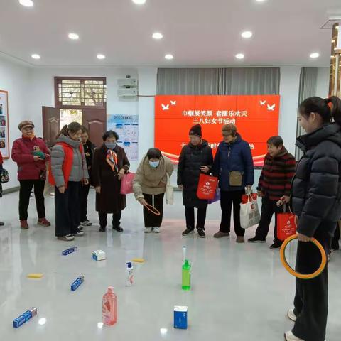 【南关街道七一社区】巾帼展笑颜 套圈乐欢天