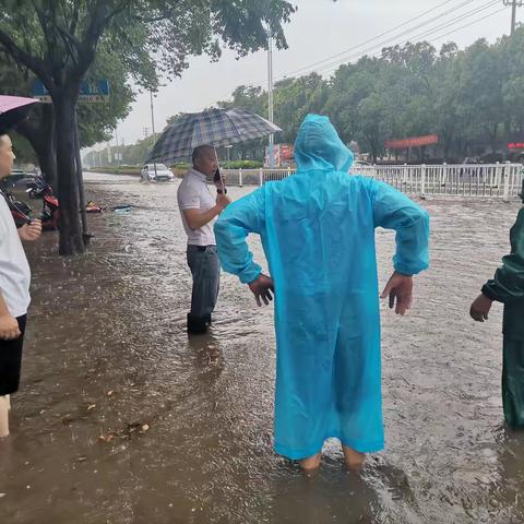 暴雨中的坚守--网格员闻汛而动，排查隐患守平安