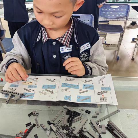 乐高课堂作品展示：学生认真拼搭，成果初显
