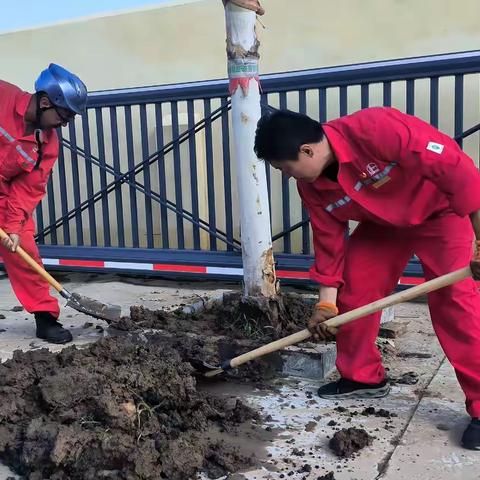 胜采矿区物业服务部：风雨中唱响“战歌” 全力以赴打好“消杀治污”攻坚战