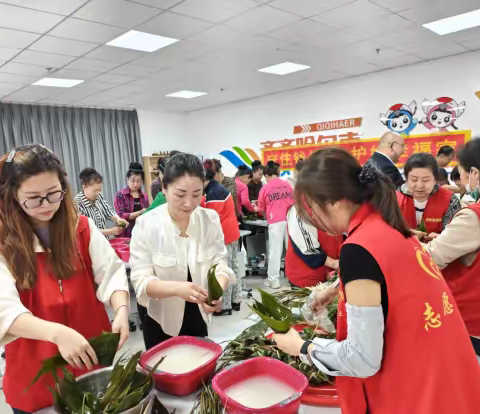 欣豪社区党委联合祥瑞社区、建设银行铁道支行开展“让爱相伴 粽情暖民心”端午送安康活动