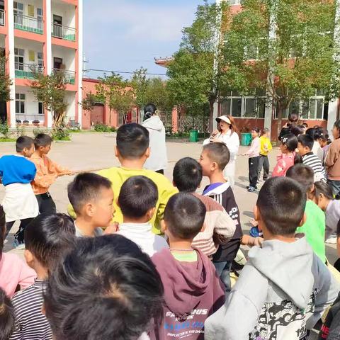 下碑寺中壤希望小学拔河比赛活动报道