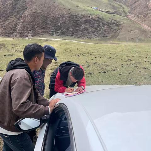 长须干马乡统计辅调员携手村干部深入虫草采挖点进行统计云问卷更新