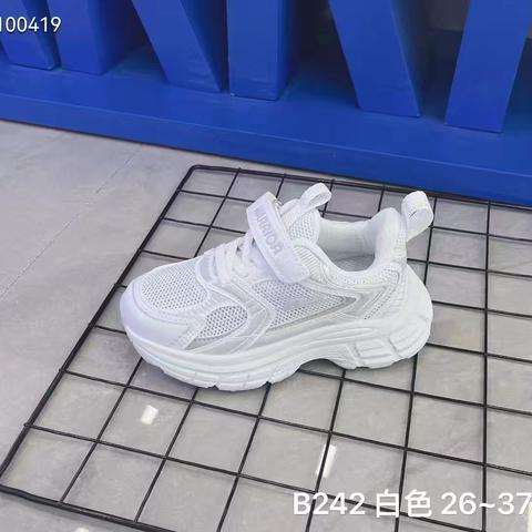 回力白色运动鞋