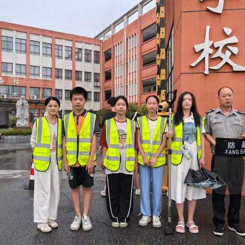 【课题动态10】“小小交警”示范--路新学校开展交通警察示范活动