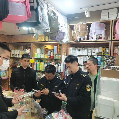 青年路街道联合执法为学子保驾护航，辐射校园周边净化校外环境