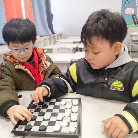 下跳棋，锻炼思维敏捷性和策略性。每一次的胜利都是智慧和策略的完美结合。