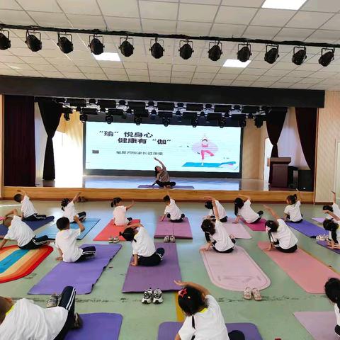 “瑜”悦身心，健康有“伽”——吴堡县示范幼儿园小四班家长进课堂活动