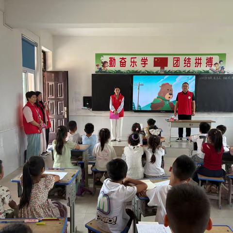 护苗成长，“绿”意满园丨杜曲镇“扫黄打非·护苗”暨“绿书签”活动走进北徐小学