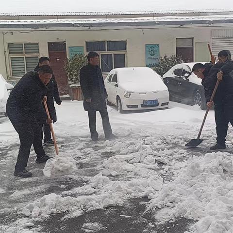 肥乡区教育系统--清扫积雪净校园 铲雪除冰保安全