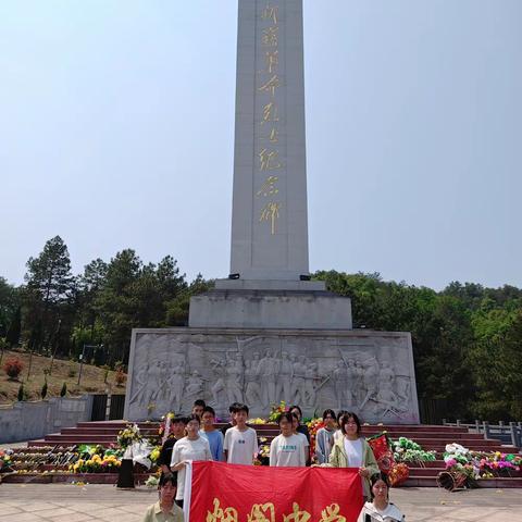 “缅怀革命先烈， 铭记英雄事迹”——烟阁中学“清明祭英烈”主题活动