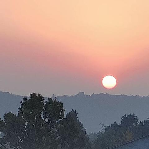 各位儿童家长：年冬岁末，天气异常寒冷，昼夜温差太大，我镇处海拔位置较高，儿童感冒等上呼吸道病频发，给预防接种工作带来很多不利因素 ，请家长们注意给孩子防寒保暖，在孩子身体健康状态下，及时接种疫苗。