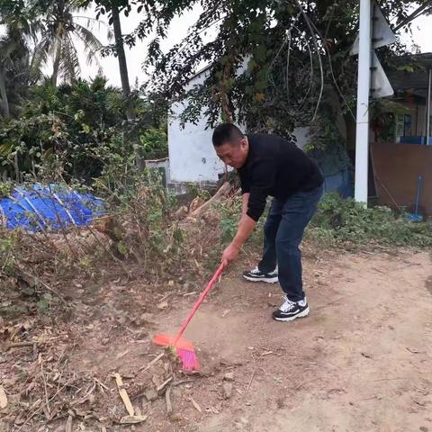 里村村开展元旦前人居环境整治