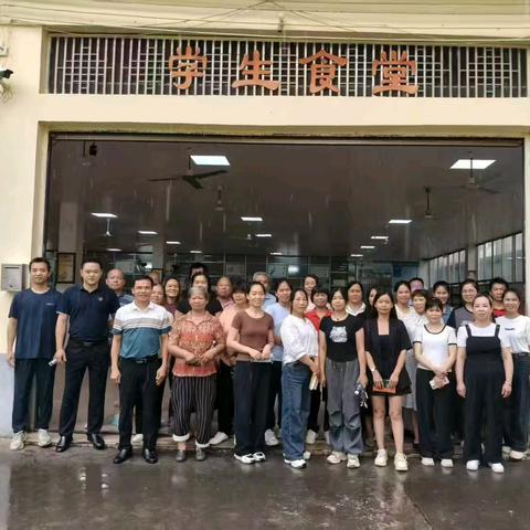 "从‘舌尖’到‘心尖’，让食堂成为家校信任的‘连心灶’"——藤县第三中学开展食堂开放日活动