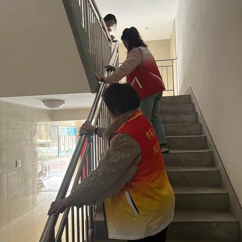 【溢彩社区·石麟社区】“扶手拭尘净楼道，齐心共筑洁美居”