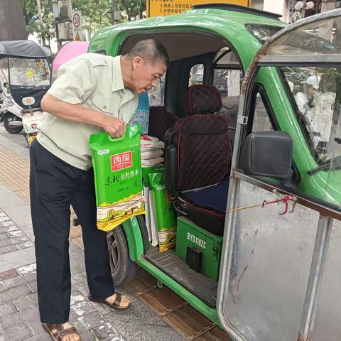 关爱老人送粽情