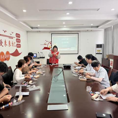 绘彩光影 点亮青春 ‍——东大街社区开展青年手工玻璃画小夜灯活动