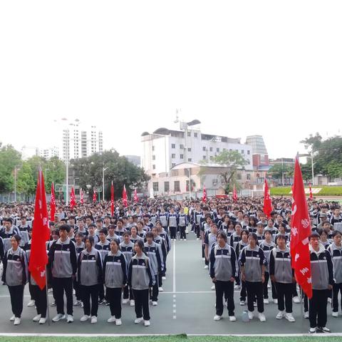 致敬革命先烈 践行初心使命——巧家县第一中学高一学生徒步烈士陵园祭扫先烈，开展拉练活动