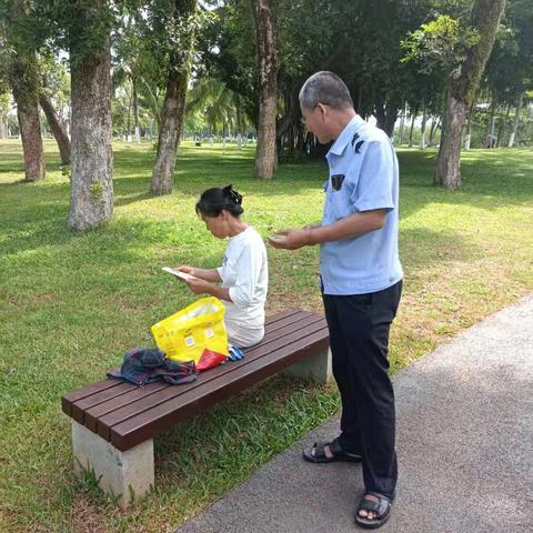 万绿园开展全民义务植树宣传活动